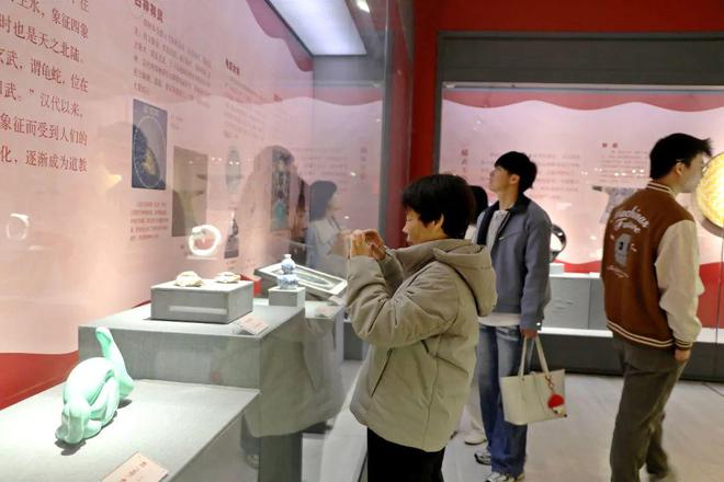 走去景博看“文物蛇”长啥样